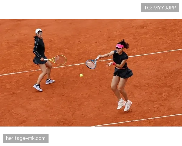 郑赛赛球场冷面无情，私下拎着名牌行李像刚下私人飞机的邻家千金